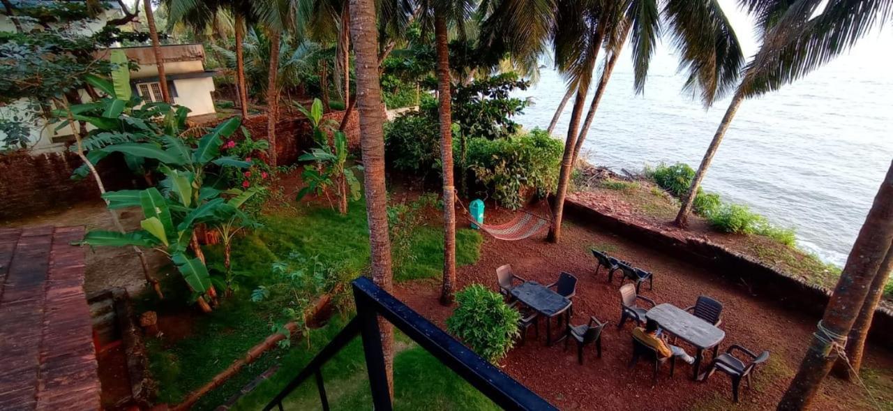 Perch By The Sea Bed & Breakfast Канур Екстериор снимка