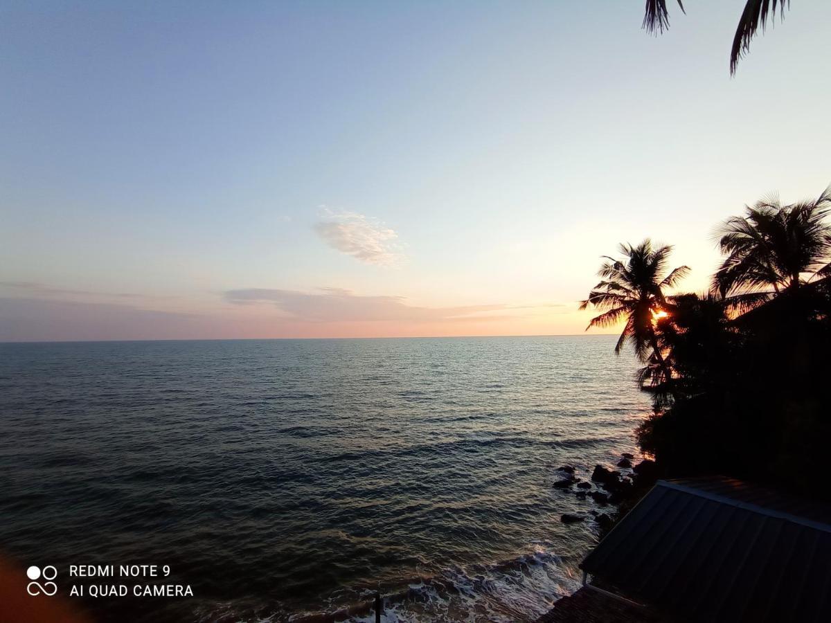 Perch By The Sea Bed & Breakfast Канур Екстериор снимка